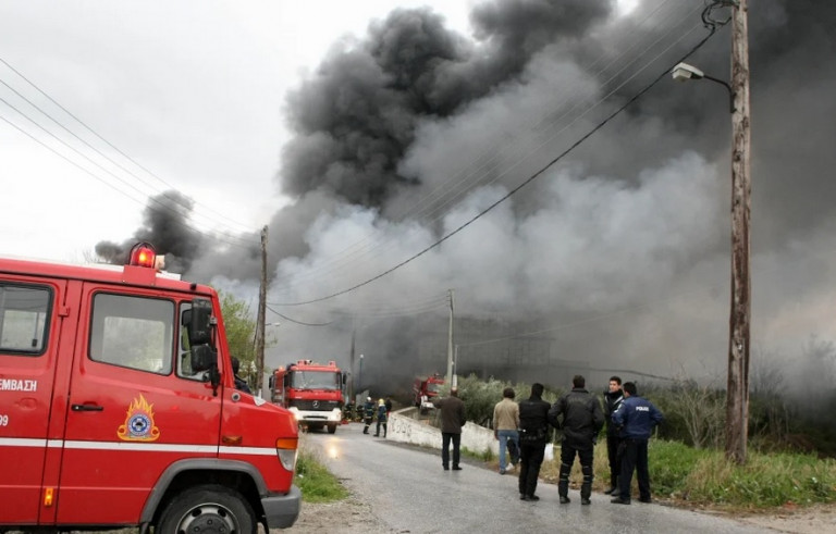 Υπό μερικό έλεγχο η φωτιά στη Μαγούλα