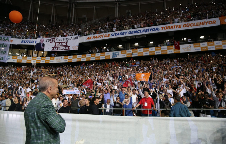 Ερντογάν: Ενοχλημένος από το ταξίδι Μητσοτάκη στις ΗΠΑ – Το σόου του σουλτάνου σε συνέδριο νεολαίας