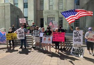 ΗΠΑ: Διαδήλωση έξω από τον χώρο του συνεδρίου του λόμπι των όπλων στο Χιούστον