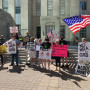 ΗΠΑ: Διαδήλωση έξω από τον χώρο του συνεδρίου του λόμπι των όπλων στο Χιούστον