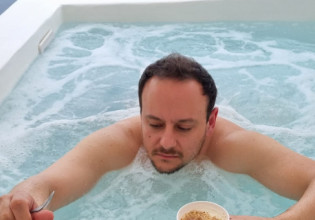 Ο Γκίκας Μαγιορκίνης ποζάρει από την Σαντορίνη -«Οία οέο»
