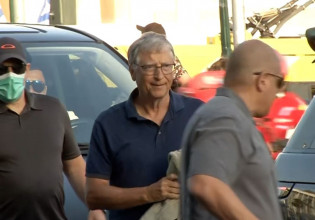 Μπιλ Γκέιτς: Βίντεο από την άφιξη του στην Αθήνα – Χαμογελαστός κι ευδιάθετος