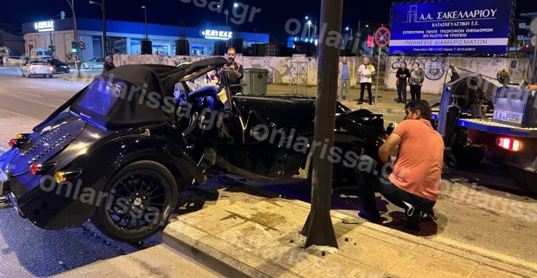 Λάρισα: Αυτοκίνητο «καρφώθηκε» σε κολώνα – Τραυματίστηκε ο οδηγός