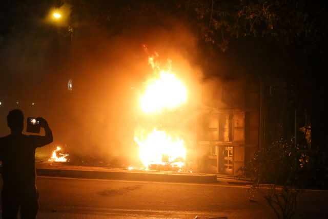 Σρι Λάνκα: Πυρά ακούγονται από την πρωθυπουργική κατοικία - Πέντε νεκροί σε συγκρούσεις διαδηλωτών