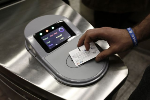 e-ticket: Έρχονται οι πιστωτικές ή χρεωστικές κάρτες στις «πύλες» των ΜΜΜ