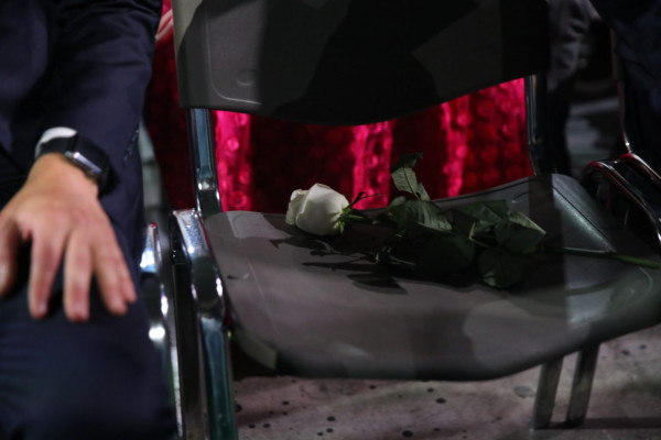 Συνέδριο ΠΑΣΟΚ – ΚΙΝΑΛ: Το λευκό τριάνταφυλλο στην άδεια καρέκλα της αείμνηστης Φώφης Γεννηματά