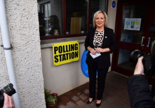 Βόρεια Ιρλανδία: Προς ιστορική νίκη το Σιν Φέιν