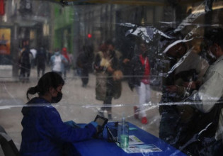 ΗΠΑ: Φτάνουν στο ορόσημο του 1 εκατ. θανάτων λόγω πανδημίας – Αυξάνονται οι εισαγωγές στα νοσοκομεία