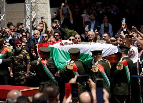 Σιρίν Αμπού Άκλεχ: Οι Παλαιστίνιοι αποτίουν ύστατο φόρο τιμής στη δημοσιογράφο που έπεσε νεκρή από ισραηλινά πυρά