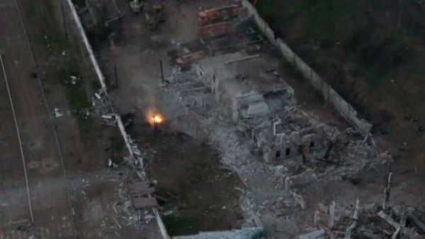 Ουκρανία: Κλιμακώνονται οι ρωσικές επιθέσεις στο Ντονμπάς – Συνομιλίες για την απομάκρυνση των πολιορκημένων στο Αζοφστάλ