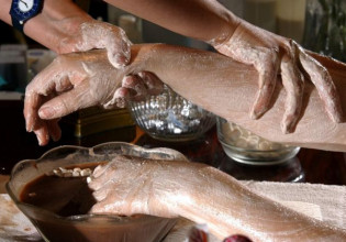 Θεσσαλονίκη: Ηλικιωμένη κόντεψε να πεθάνει μετά από υπηρεσίες αισθητικής – Της άρπαξαν 63.000 ευρώ