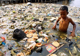 UNICEF: Οι πλούσιες χώρες θέτουν σε κίνδυνο τα παιδιά του κόσμου – Να μειώσουν σκουπίδια και ρύπανση