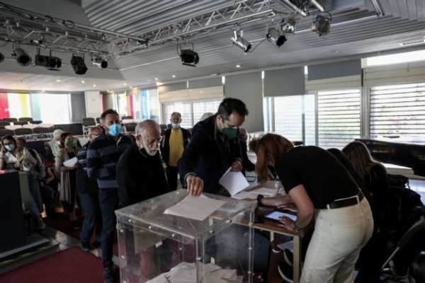 Εκλογές ΚΙΝΑΛ: «Κερδίσαμε το στοίχημα της συμμετοχής» – Παράταση ως τις 21.00 όπου υπάρχει προσέλευση