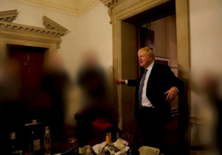 Μπόρις Τζόνσον: «Αναλαμβάνω ακέραια την ευθύνη», λέει για το Partygate