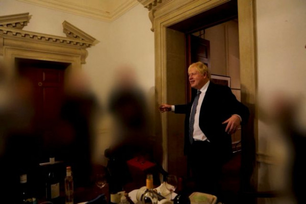 Μπόρις Τζόνσον: «Αναλαμβάνω ακέραια την ευθύνη», λέει για το Partygate