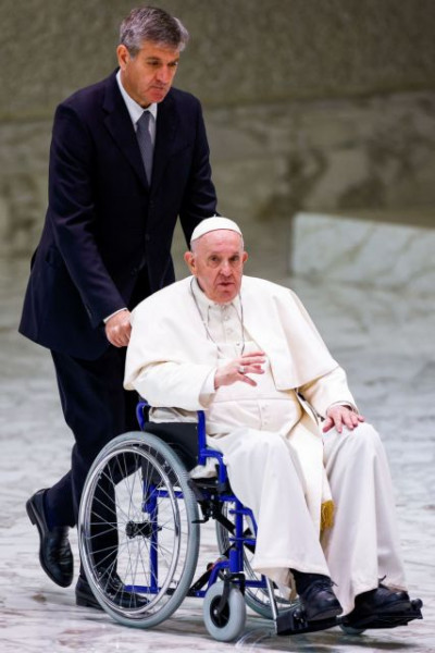 Πάπας Φραγκίσκος: Σε αναπηρικό αμαξίδιο για πρώτη φορά