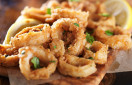 CNN: Στη λίστα με τα καλύτερα τηγανητά φαγητά του κόσμου τα «ελληνικά» καλαμαράκια