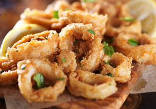 CNN: Στη λίστα με τα καλύτερα τηγανητά φαγητά του κόσμου τα «ελληνικά» καλαμαράκια