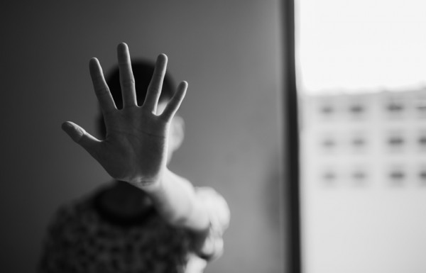 Σοκ στα Σπάτα: Καταγγέλλει πως δέχτηκε σεξουαλική επίθεση μπροστά στην μικρή εγγονή της