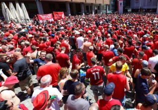 Οι οπαδοί της Λίβερπουλ πικάρουν τα αφεντικά της Παρί με φοβερό πανό στον Πύργο του Άιφελ