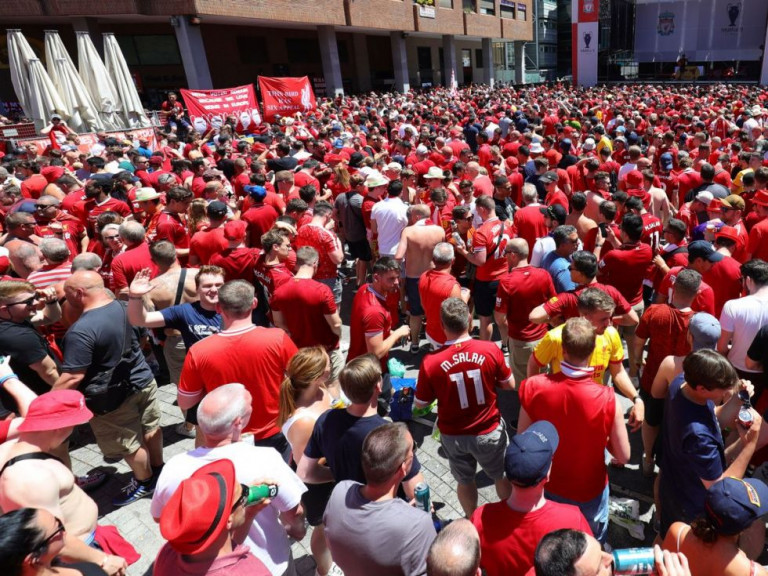 Οι οπαδοί της Λίβερπουλ πικάρουν τα αφεντικά της Παρί με φοβερό πανό στον Πύργο του Άιφελ