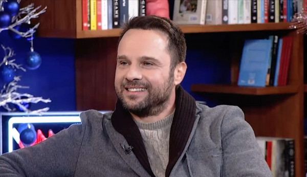 Μέμος Μπεγνής: «Το ότι ‘κόβονται’ από serial gay φιλιά μού δείχνει ότι η κοινωνία είναι πολύ οπισθοδρομική»