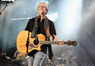 Ο Μίλτος Πασχαλίδης σε μια μεγάλη συναυλία στο Κατράκειο Θέατρο της Νίκαιας