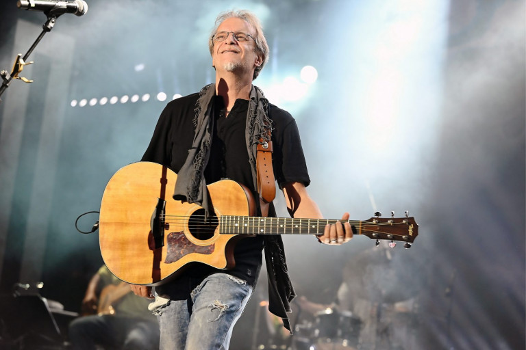 Ο Μίλτος Πασχαλίδης σε μια μεγάλη συναυλία στο Κατράκειο Θέατρο της Νίκαιας