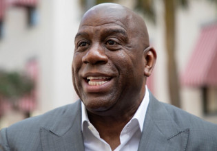 Ο Μάτζικ Τζόνσον υποκλίθηκε στον Γιάννη: «Έπαιξε σαν MVP σε κάθε ματς»