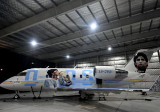 Μαραντόνα: Έγιναν τα αποκαλυπτήρια του αεροπλάνου – μουσείου για τον Αργεντίνο