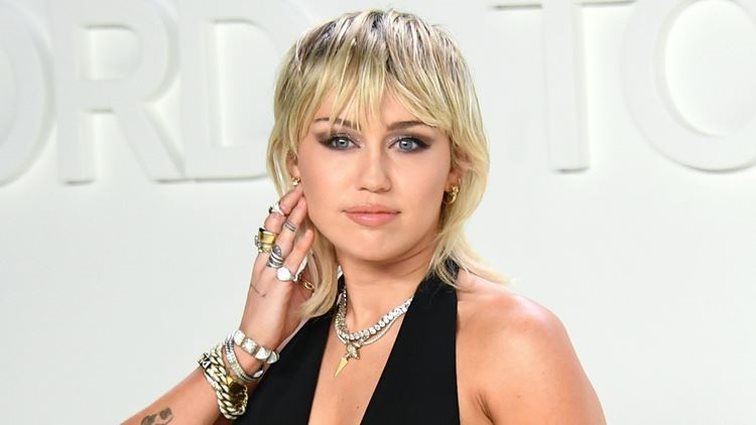 Miley Cyrus: Το τραγούδι της «Malibu» είναι trend στο TikTok και στέλνει το πιο συγκινητικό μήνυμα