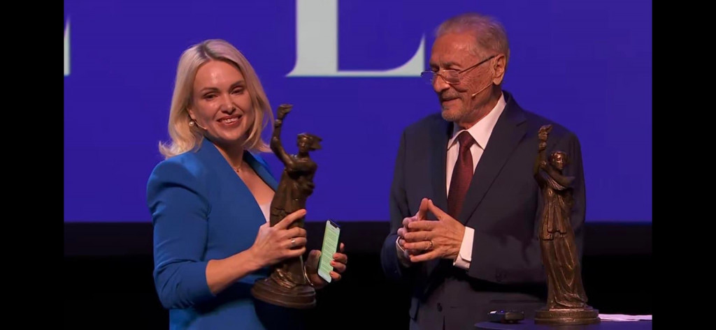 Μαρίνα Οβσιανίκοβα: Η δημοσιογράφος βραβεύτηκε από το Συμβούλιο της Ευρώπης για την αντιπολεμική δράση της