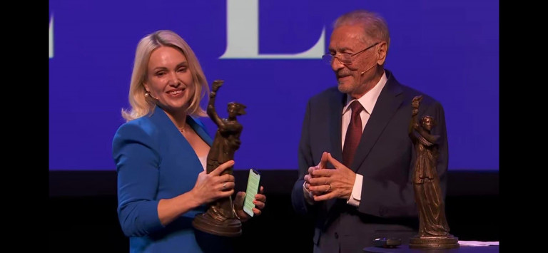 Μαρίνα Οβσιανίκοβα: Η δημοσιογράφος βραβεύτηκε από το Συμβούλιο της Ευρώπης για την αντιπολεμική δράση της