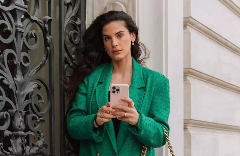 Χριστίνα Μπόμπα: Απαντά πρώτη φορά στα αρνητικά σχόλια που δέχτηκε για το ντεκολτέ της