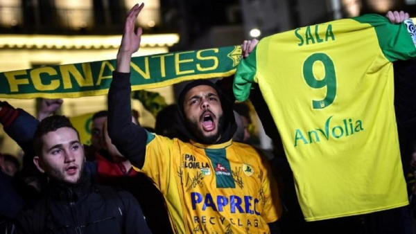 Οι οπαδοί της Ναντ σήκωσαν φανέλες του Σάλα στο ένατο λεπτό του τελικού Κυπέλλου με τη Νις (vid)
