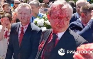 Βαρσοβία: Επίθεση δέχτηκε ο Ρώσος πρέσβης όταν προσπάθησε να καταθέσει στεφάνι στη μνήμη Σοβιετικών στρατιωτών