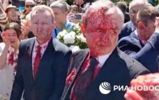 Βαρσοβία: Επίθεση δέχτηκε ο Ρώσος πρέσβης όταν προσπάθησε να καταθέσει στεφάνι στη μνήμη Σοβιετικών στρατιωτών