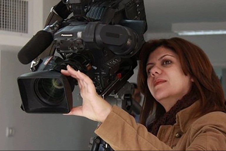 Σιρίν Αμπού Άκλεχ: Ποια ήταν η σπουδαία δημοσιογράφος που έπεσε νεκρή από ισραηλινά πυρά