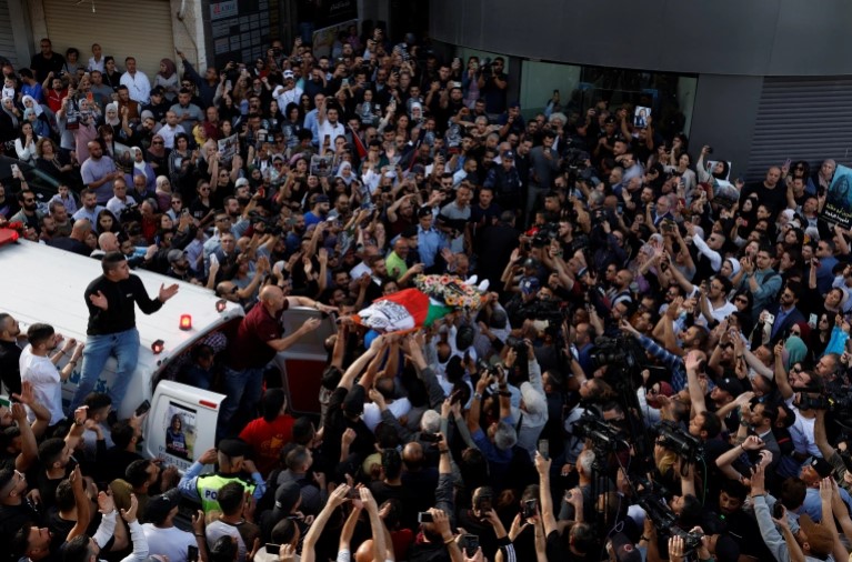 Σιρίν Αμπού Άκλεχ: Μαζικές διαδηλώσεις στη Δυτική Όχθη - Παγκόσμια κατακραυγή για τη δολοφονία της δημοσιογράφου