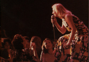 Βίκυ Μοσχολιού: H φωνή που καθόρισε την εξέλιξη του ελληνικού τραγουδιού