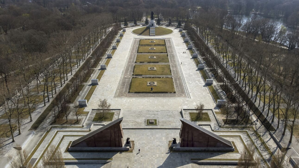 Βερολίνο: Απαγορεύει τις ρωσικές και ουκρανικές σημαίες στους εορτασμούς για το τέλος του Β’ Παγκοσμίου Πολέμου