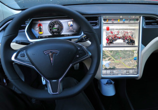 Tesla: Σε δίκη αμερικανός οδηγός που χρησιμοποιούσε τον αυτόματο πιλότο όταν προκάλεσε δυστύχημα