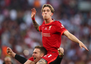 Απίθανος Τσιμίκας: Τραγουδάει στο αυτί του Αλκάνταρα σαν σοπράνο της Όπερας