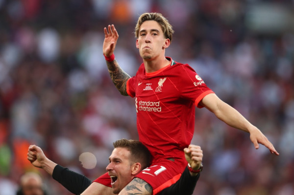 Απίθανος Τσιμίκας: Τραγουδάει στο αυτί του Αλκάνταρα σαν σοπράνο της Όπερας