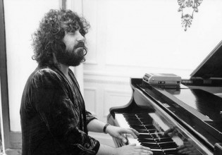 Από τους θρυλικούς «Δρόμους της φωτιάς» στο «El Greco» – 10 soundtracks του Βαγγέλη Παπαθανασίου που πέρασαν στην αιωνιότητα