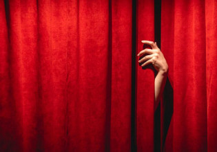 «Σκηνοθέτης με βίασε μέσα στο αυτοκίνητό του» – Νέα σοκαριστική καταγγελία από γνωστή ηθοποιό