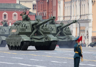 Ρωσία: Στην Κόκκινη Πλατεία για την παρέλαση ο τούρκος πρέσβης