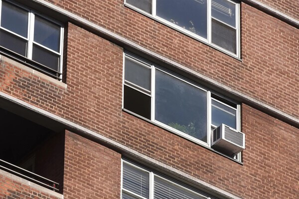 Άνδρας έριξε δυο σκύλους και μια γάτα από τον 14ο όροφο πριν πηδήξει στο κενό