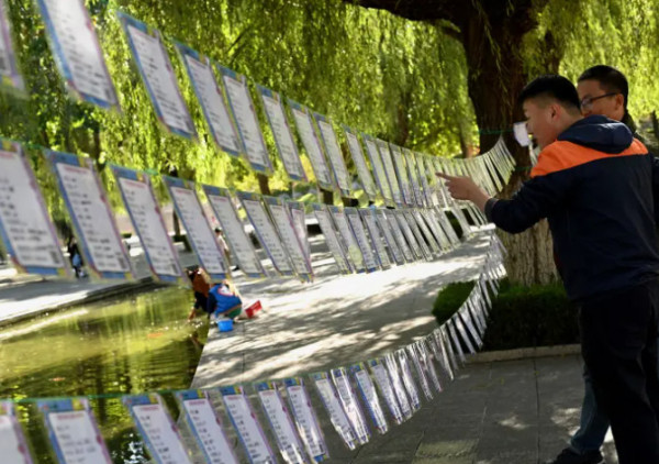 Το απίστευτο δώρο πατέρα στον γιο του για να τον βοηθήσει «να βρει σύζυγο»