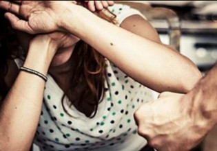 Κρήτη: Χτυπούσε με μπουνιές τη μητέρα του μέρα μεσημέρι σε κεντρικό δρόμο – Τον «τσάκωσε» κάμερα